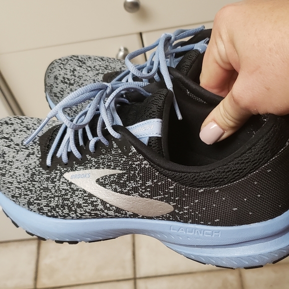 Ladies Size 9 1/2 Brooks sneakers - Picture 2 of 4